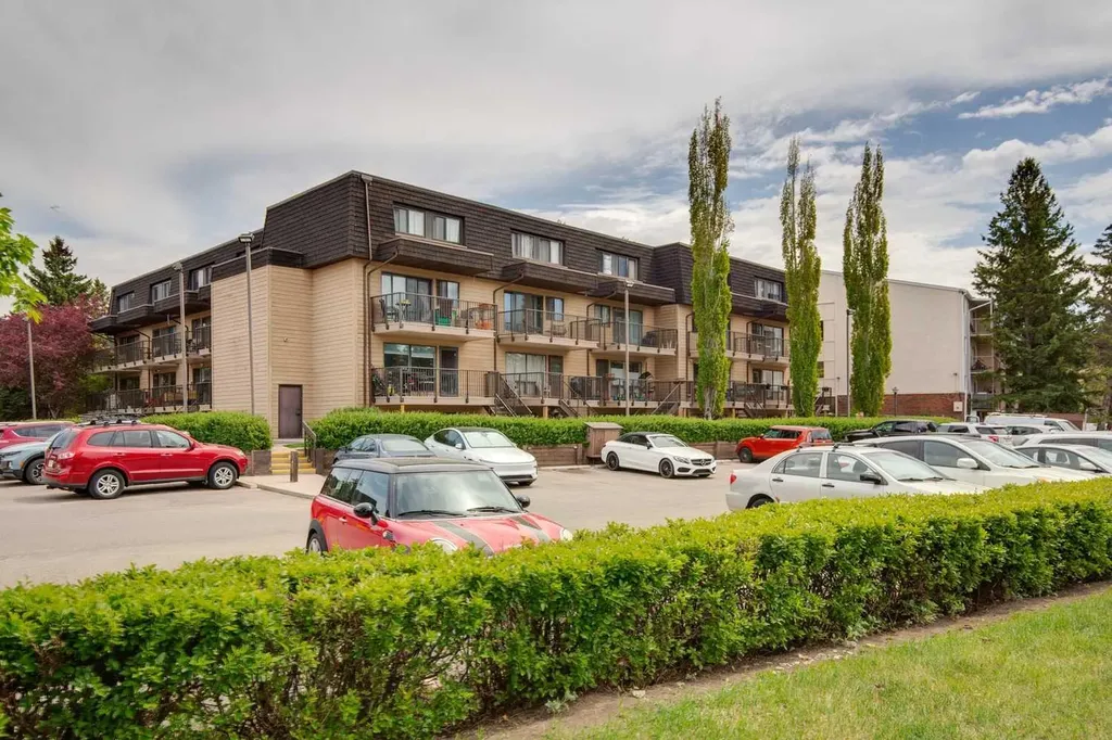 3519 49 Street NW Calgary AB T3A2E1
