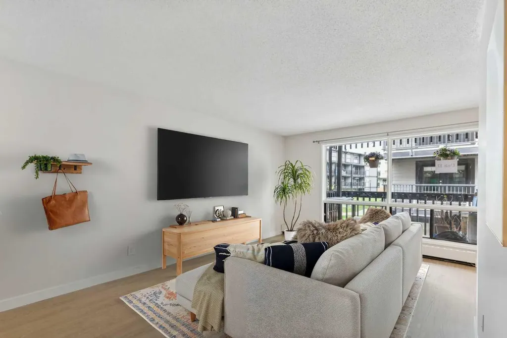 3519 49 Street NW Calgary AB T3A2E1