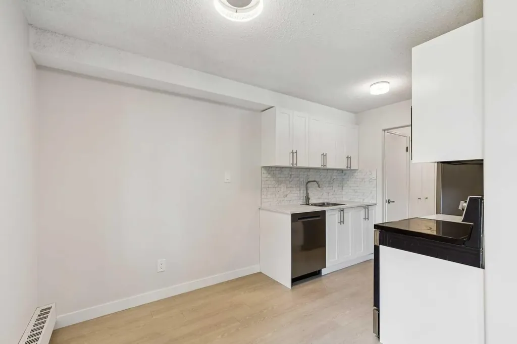 3519 49 Street NW Calgary AB T3A2E1