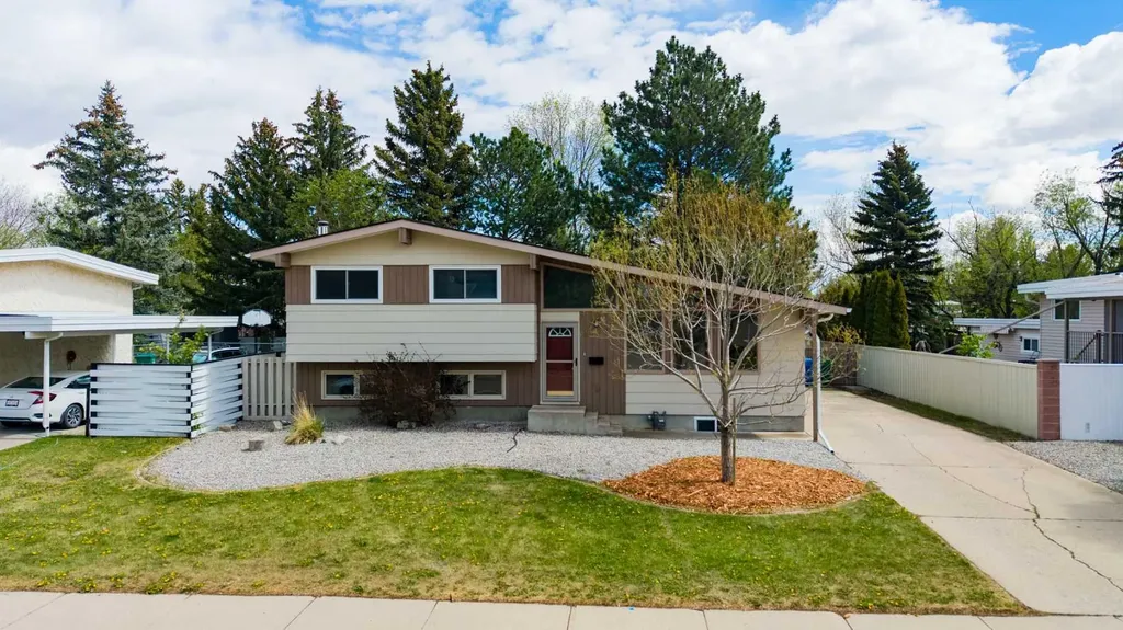 9 Queens Road W Lethbridge AB T1K3W1