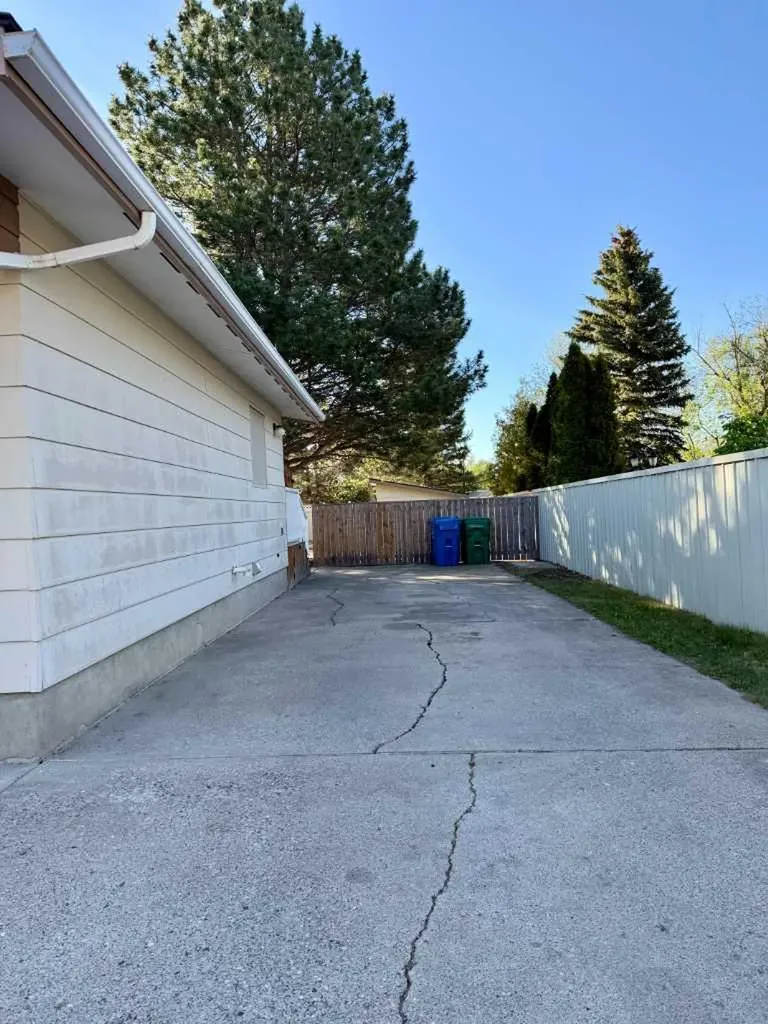 9 Queens Road W Lethbridge AB T1K3W1