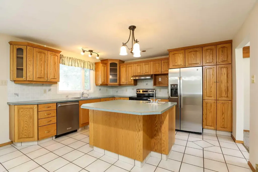 9 Queens Road W Lethbridge AB T1K3W1