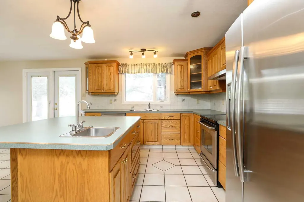 9 Queens Road W Lethbridge AB T1K3W1