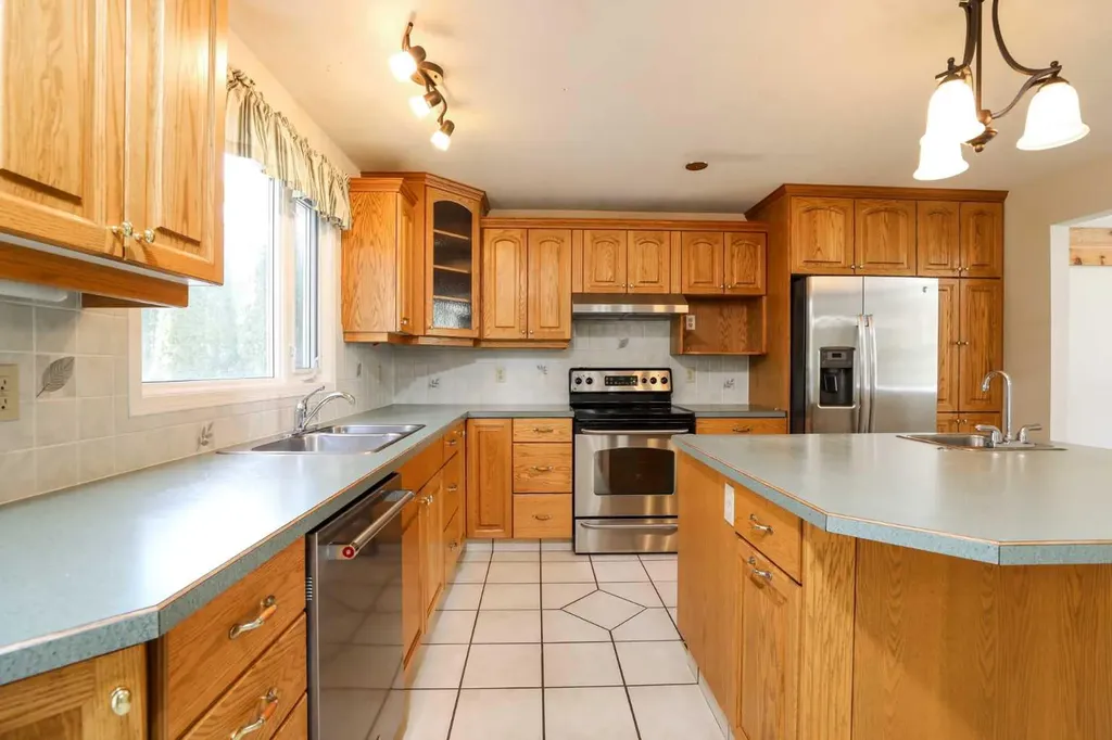 9 Queens Road W Lethbridge AB T1K3W1