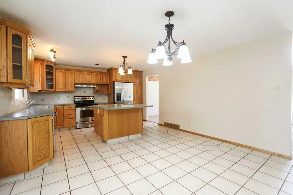 9 Queens Road W Lethbridge AB T1K3W1
