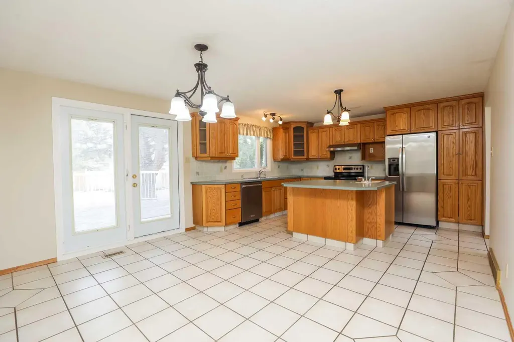 9 Queens Road W Lethbridge AB T1K3W1