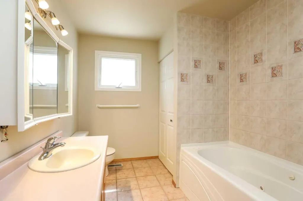 9 Queens Road W Lethbridge AB T1K3W1