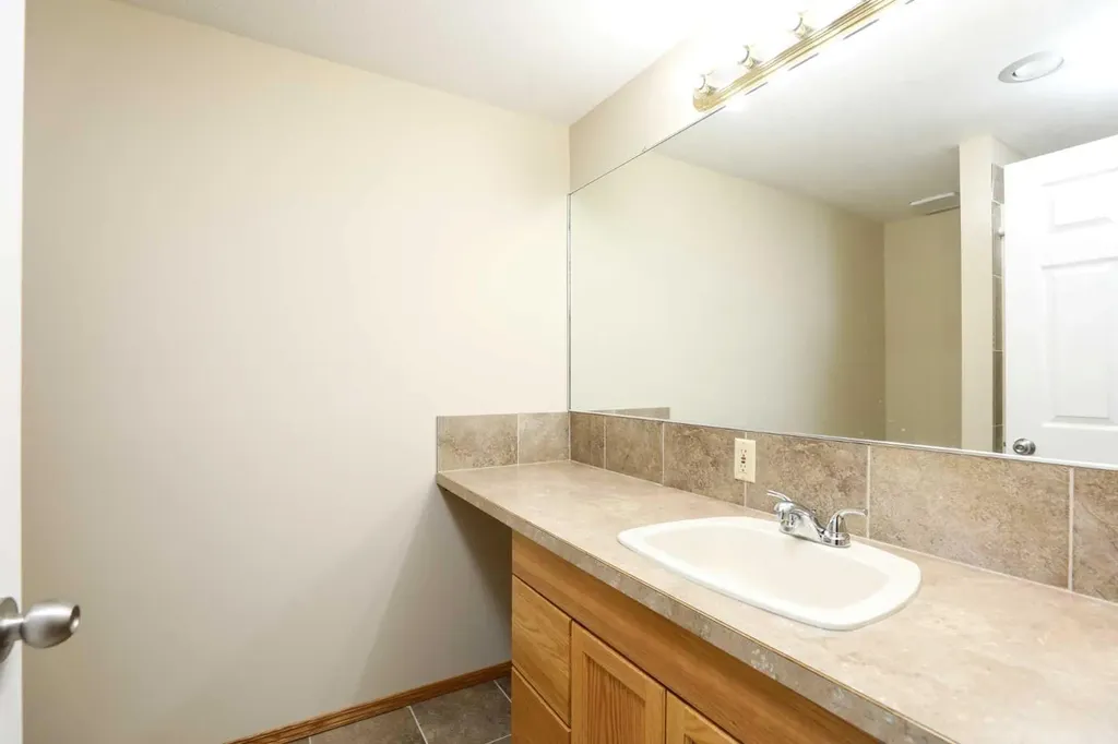 9 Queens Road W Lethbridge AB T1K3W1