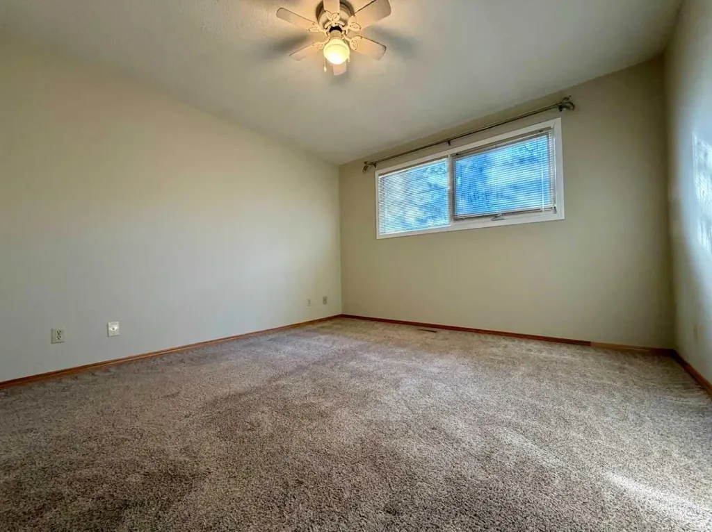 9 Queens Road W Lethbridge AB T1K3W1