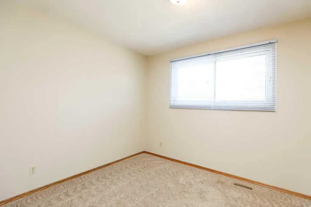 9 Queens Road W Lethbridge AB T1K3W1