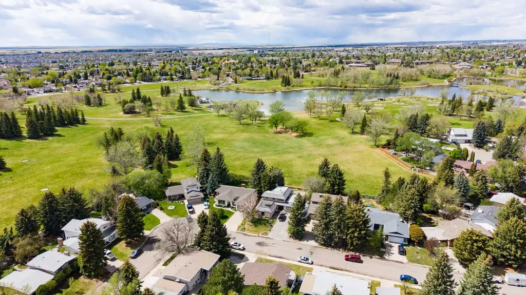 9 Queens Road W Lethbridge AB T1K3W1