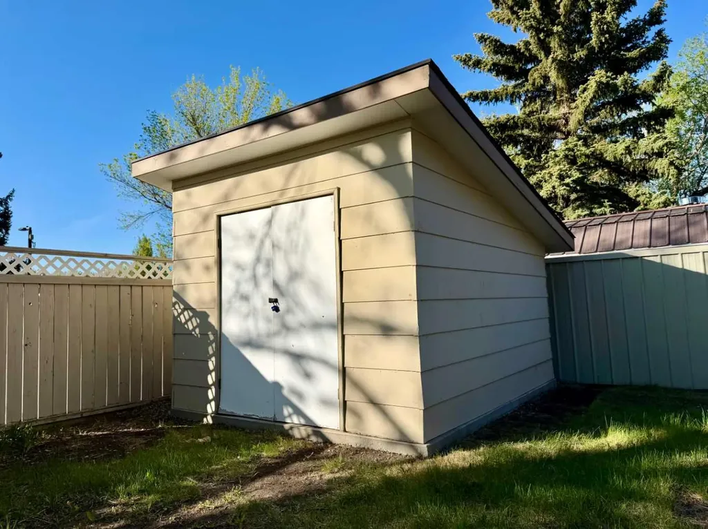 9 Queens Road W Lethbridge AB T1K3W1