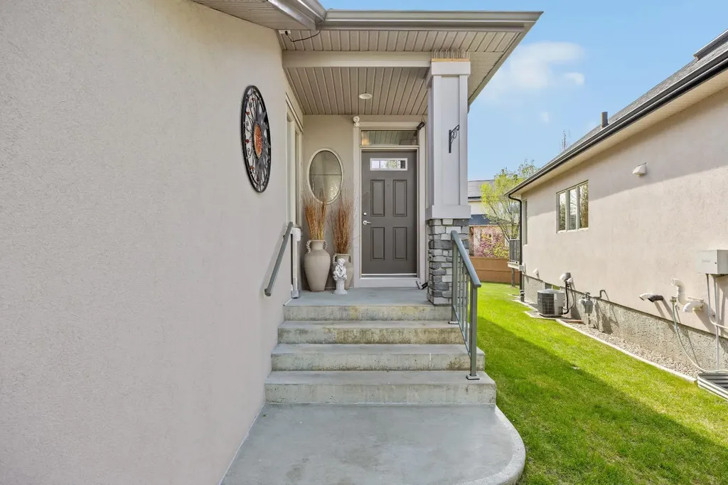 66 Cimarron Estates Green Okotoks AB T1S 0A4