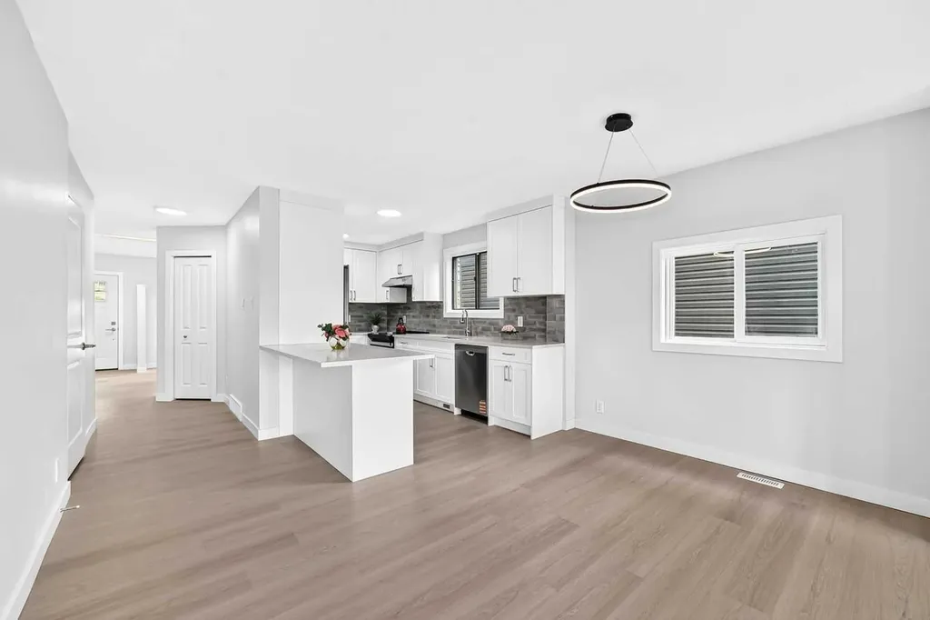 2208 Alexander Street SE Calgary AB T2G 4J6