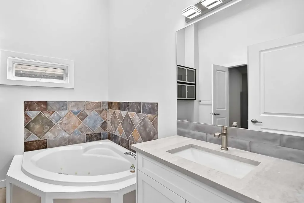 2208 Alexander Street SE Calgary AB T2G 4J6