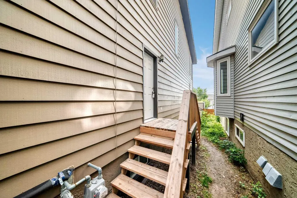 2208 Alexander Street SE Calgary AB T2G 4J6