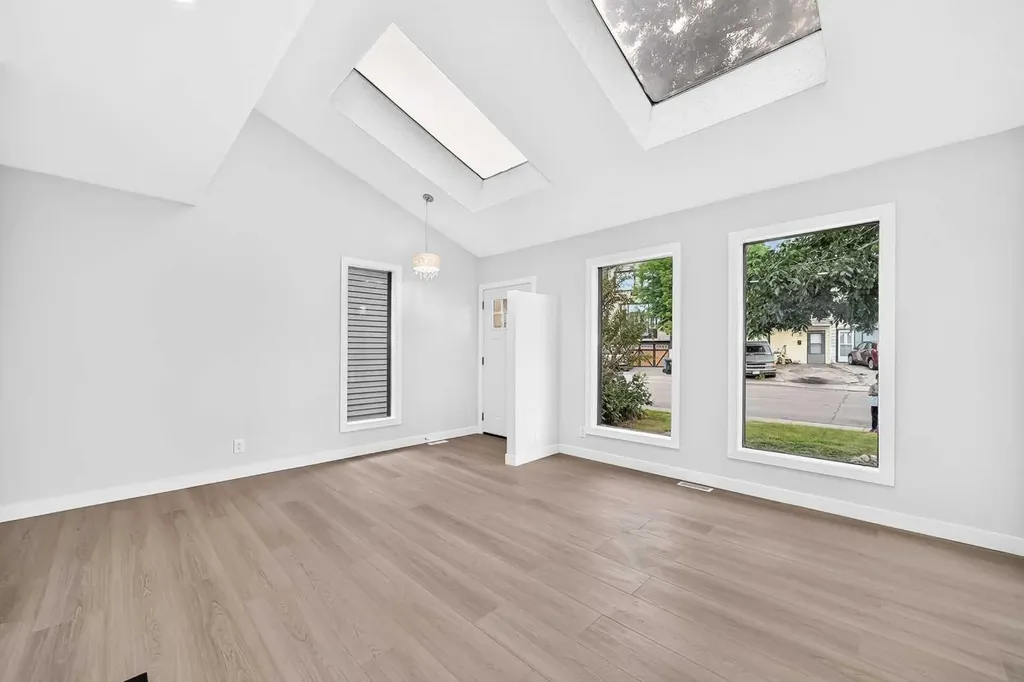 2208 Alexander Street SE Calgary AB T2G 4J6