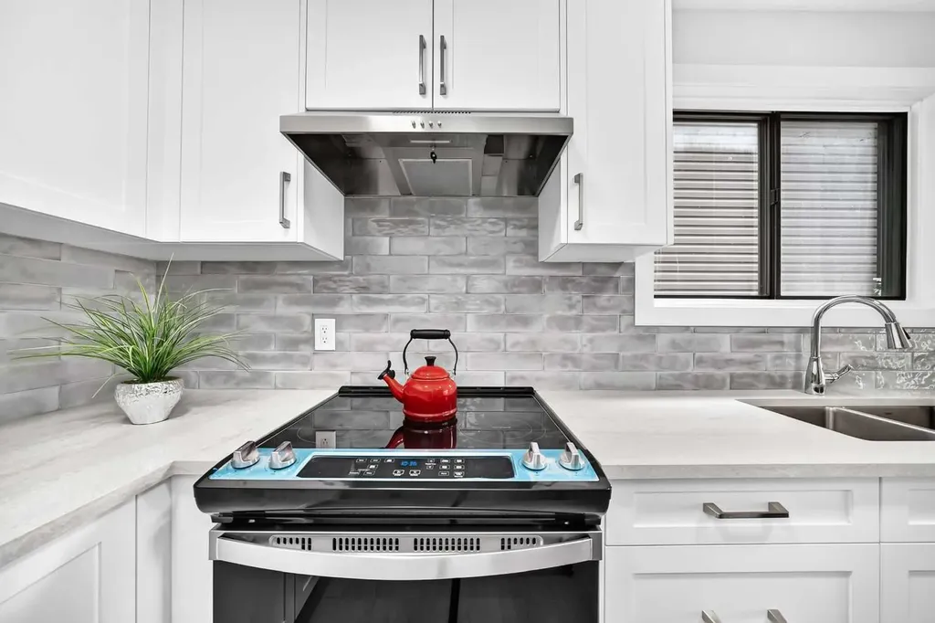 2208 Alexander Street SE Calgary AB T2G 4J6