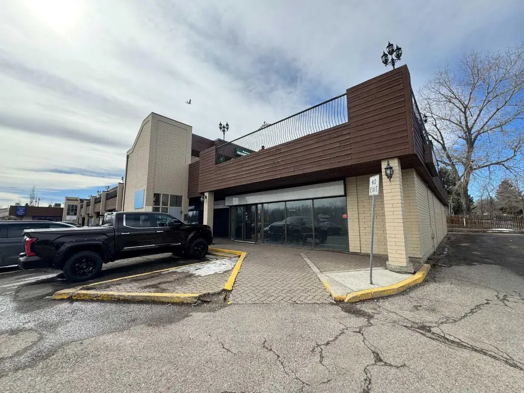 523 Woodpark Boulevard SW Calgary AB T2W 4J3