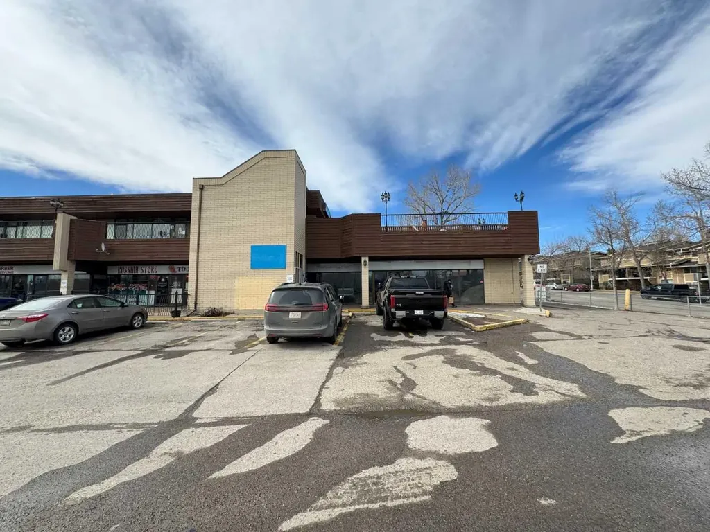 523 Woodpark Boulevard SW Calgary AB T2W 4J3