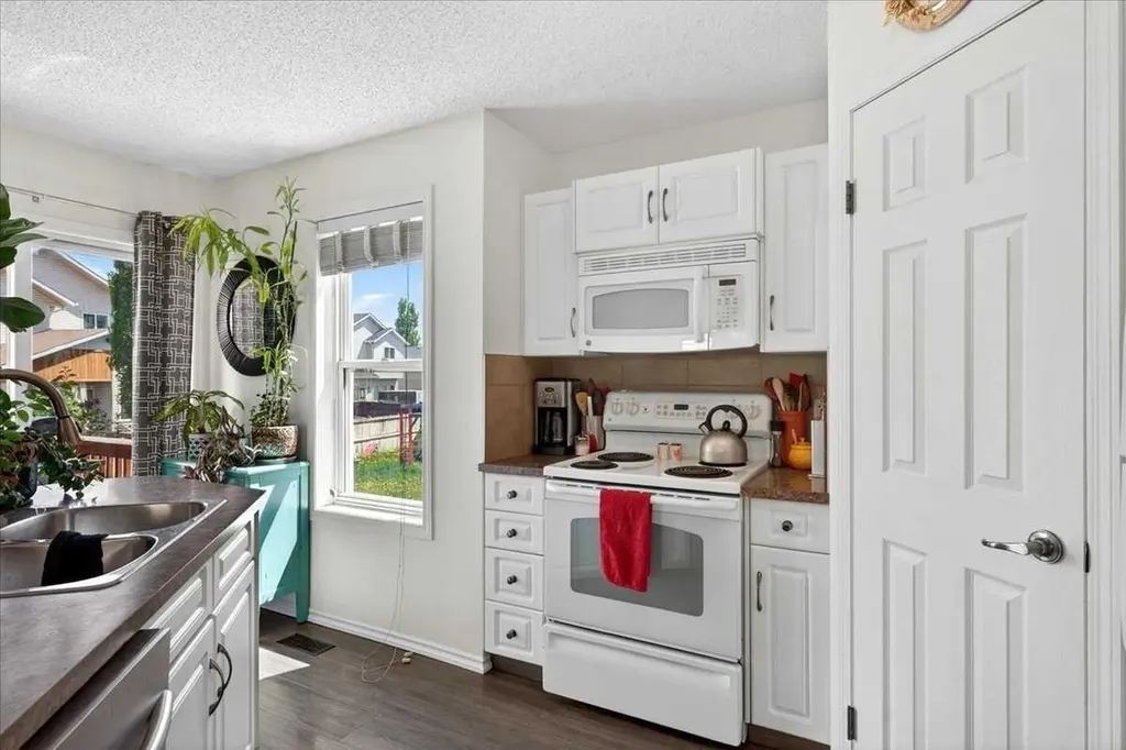 194 Everoak Gardens SW Calgary AB T2Y 0C6