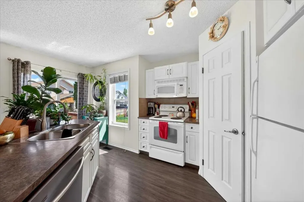 194 Everoak Gardens SW Calgary AB T2Y 0C6