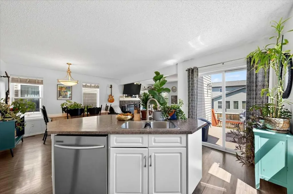 194 Everoak Gardens SW Calgary AB T2Y 0C6