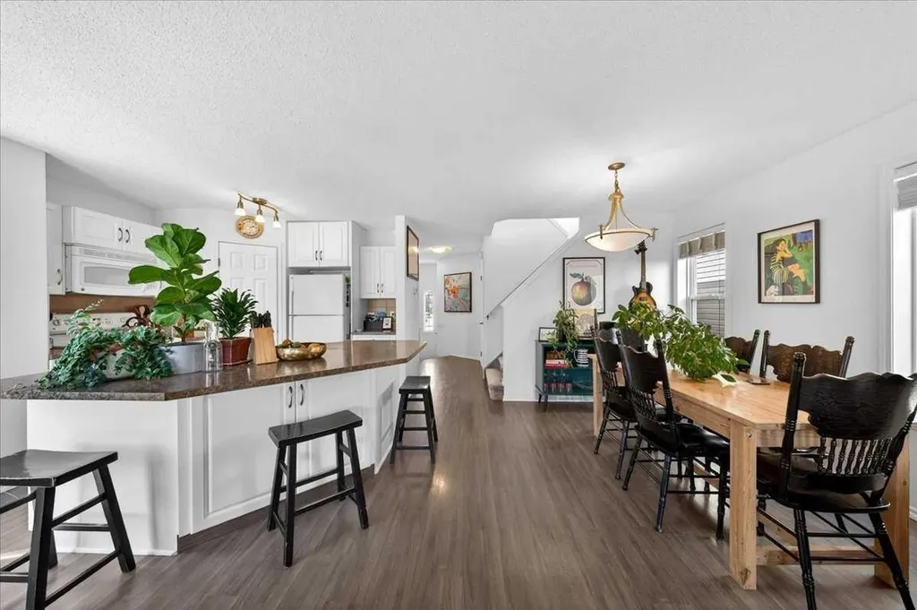 194 Everoak Gardens SW Calgary AB T2Y 0C6