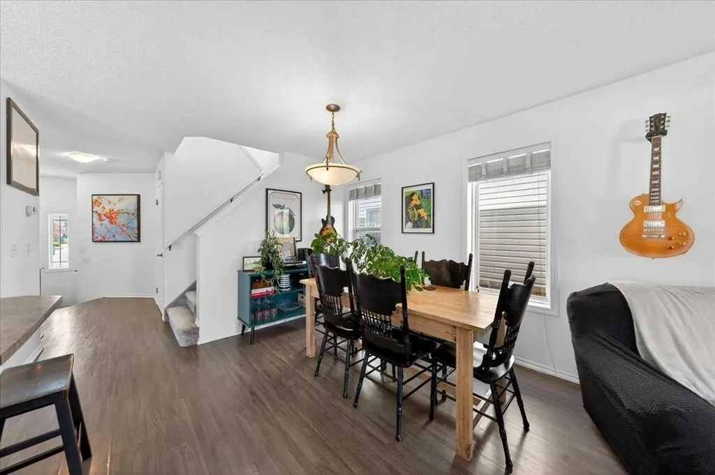 194 Everoak Gardens SW Calgary AB T2Y 0C6