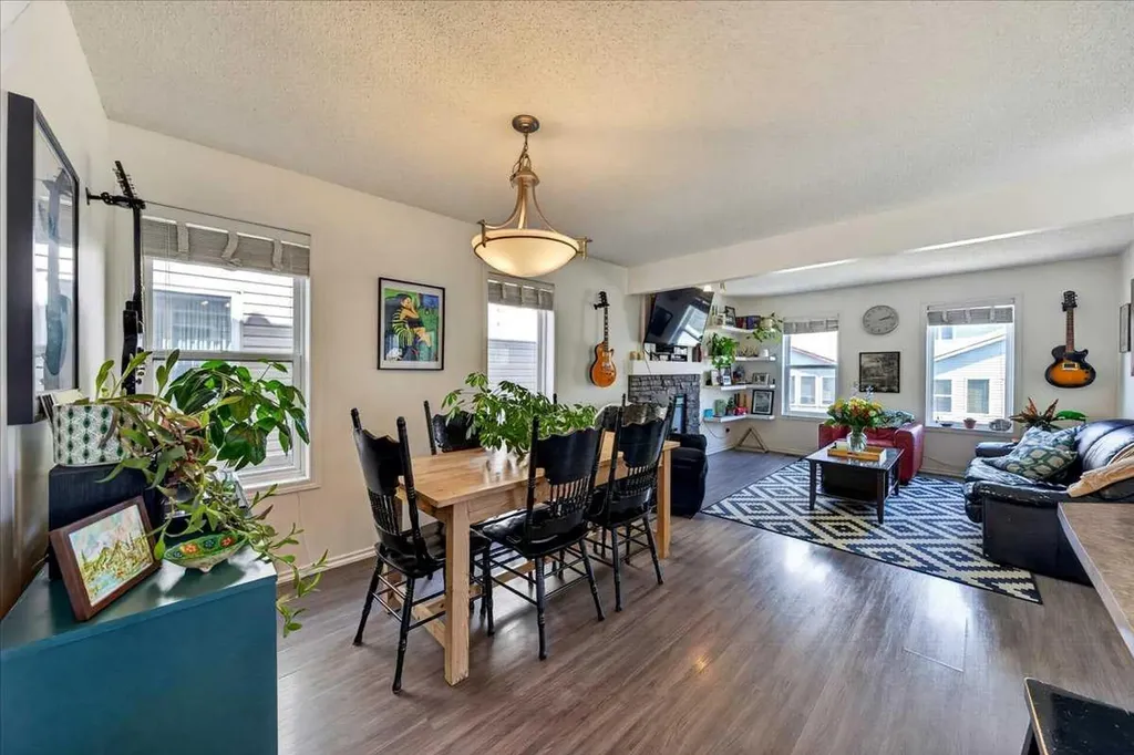 194 Everoak Gardens SW Calgary AB T2Y 0C6