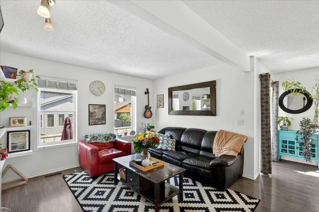 194 Everoak Gardens SW Calgary AB T2Y 0C6