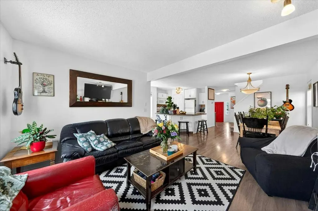 194 Everoak Gardens SW Calgary AB T2Y 0C6