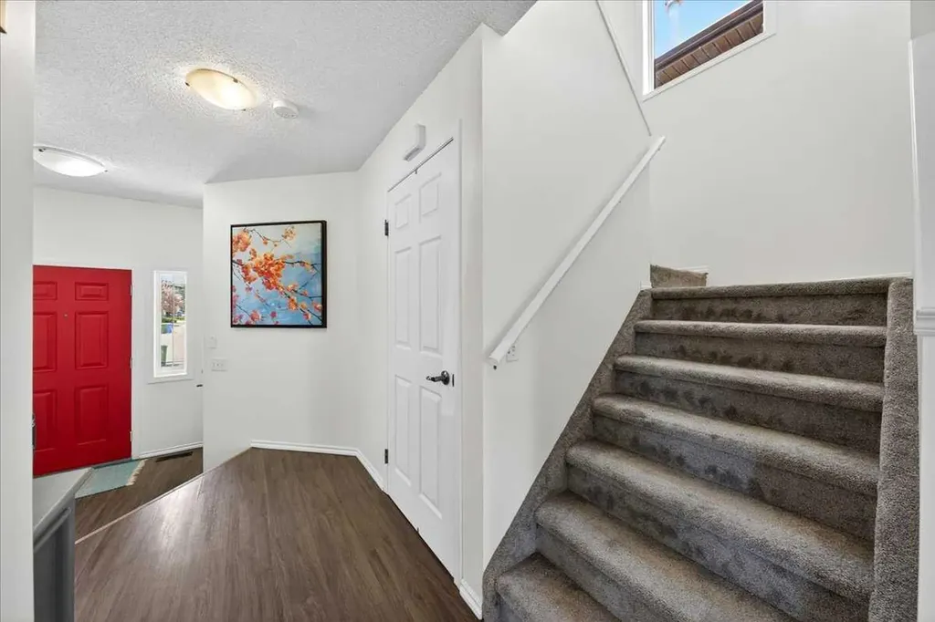 194 Everoak Gardens SW Calgary AB T2Y 0C6