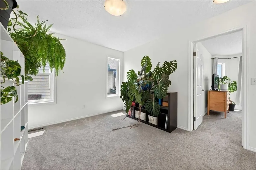 194 Everoak Gardens SW Calgary AB T2Y 0C6