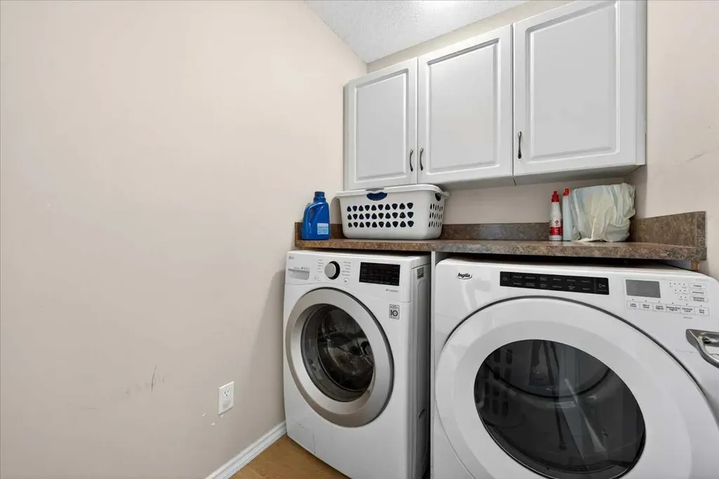 194 Everoak Gardens SW Calgary AB T2Y 0C6