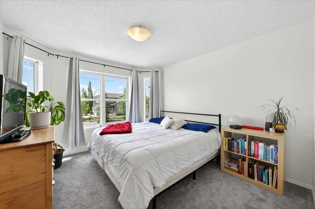 194 Everoak Gardens SW Calgary AB T2Y 0C6