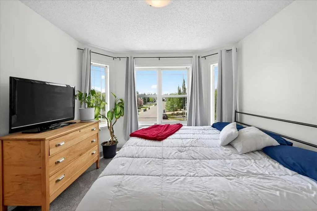 194 Everoak Gardens SW Calgary AB T2Y 0C6