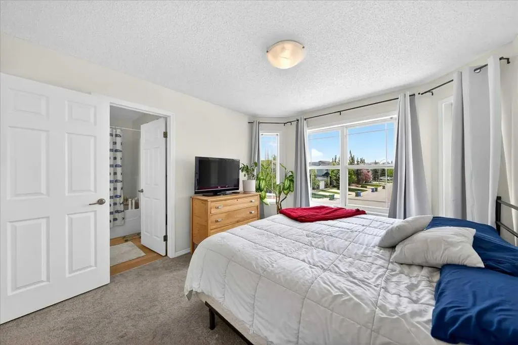 194 Everoak Gardens SW Calgary AB T2Y 0C6