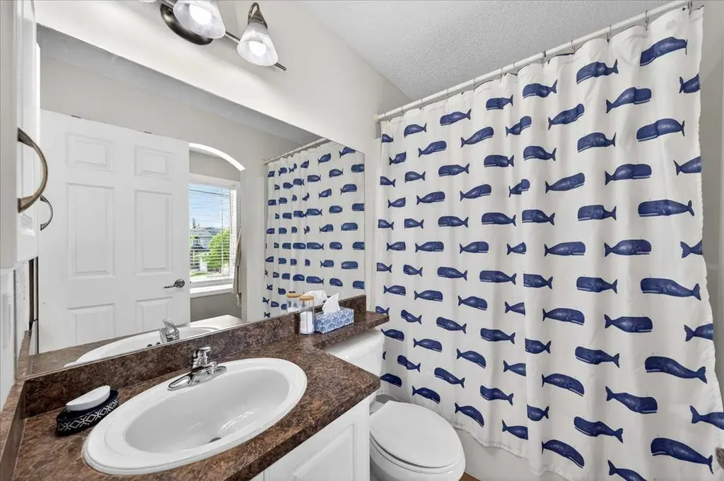 194 Everoak Gardens SW Calgary AB T2Y 0C6