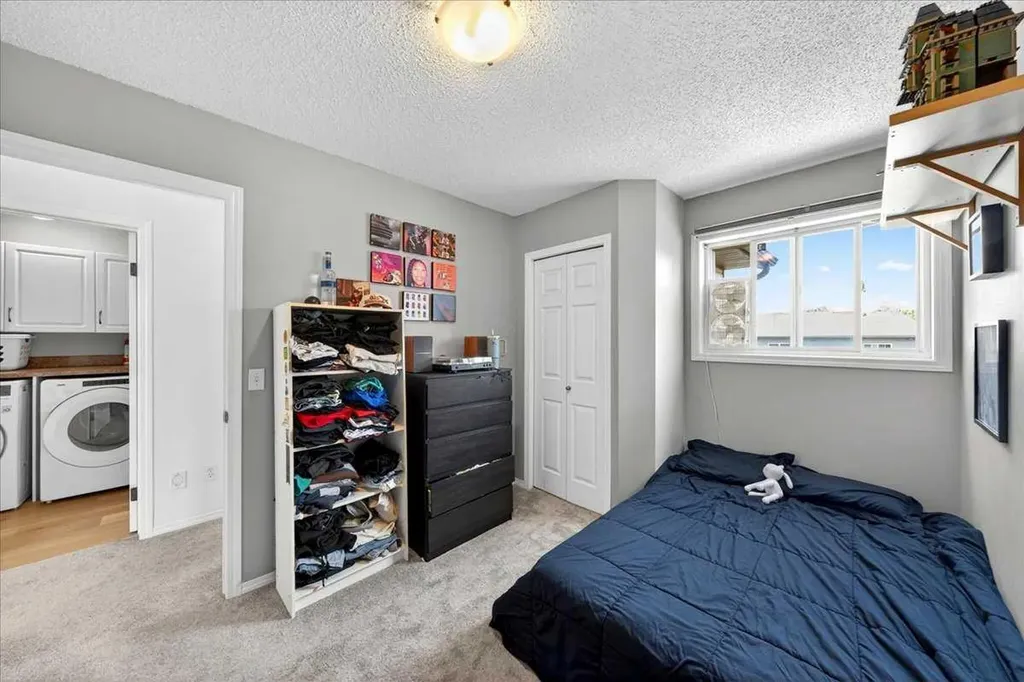 194 Everoak Gardens SW Calgary AB T2Y 0C6