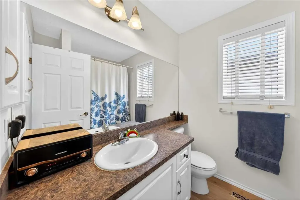 194 Everoak Gardens SW Calgary AB T2Y 0C6