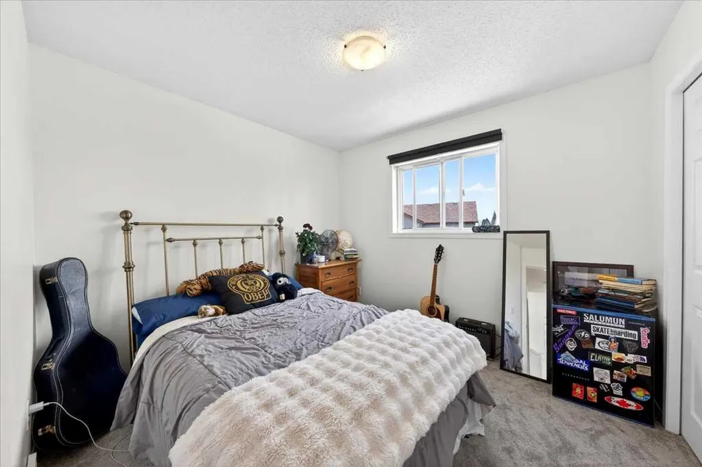 194 Everoak Gardens SW Calgary AB T2Y 0C6