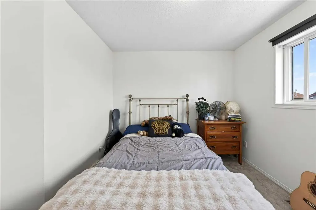194 Everoak Gardens SW Calgary AB T2Y 0C6