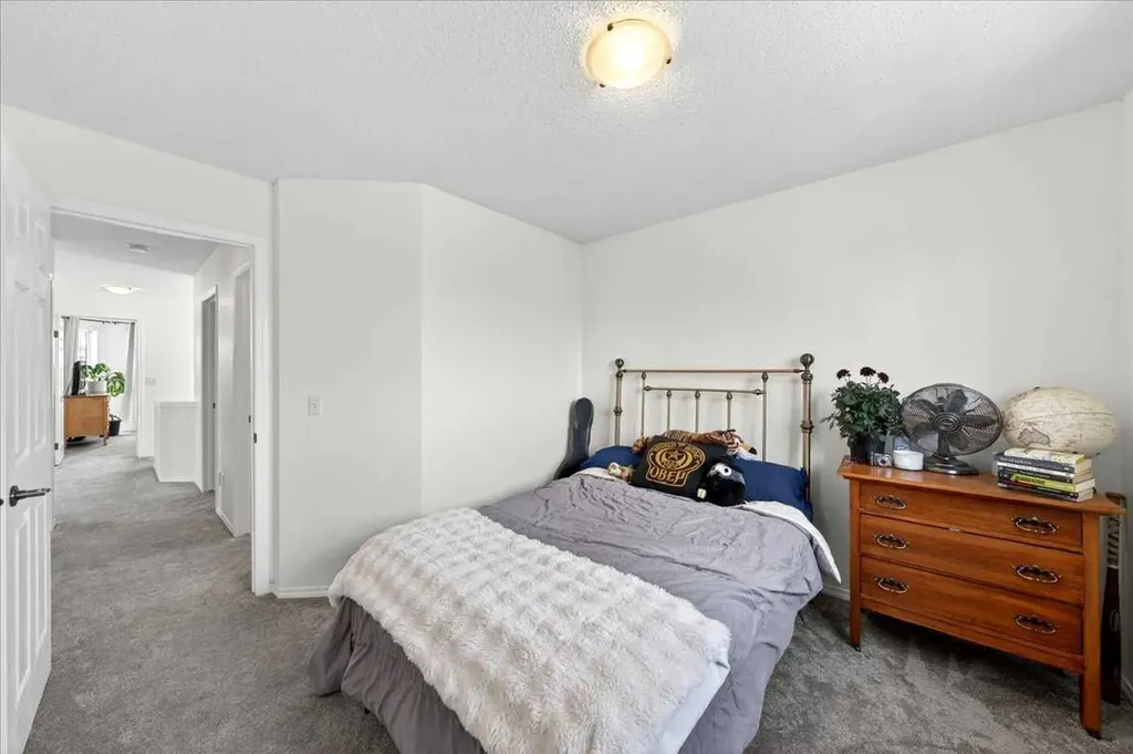 194 Everoak Gardens SW Calgary AB T2Y 0C6