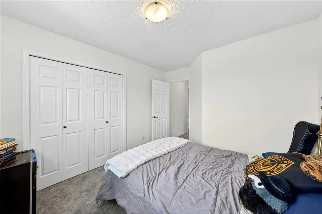 194 Everoak Gardens SW Calgary AB T2Y 0C6