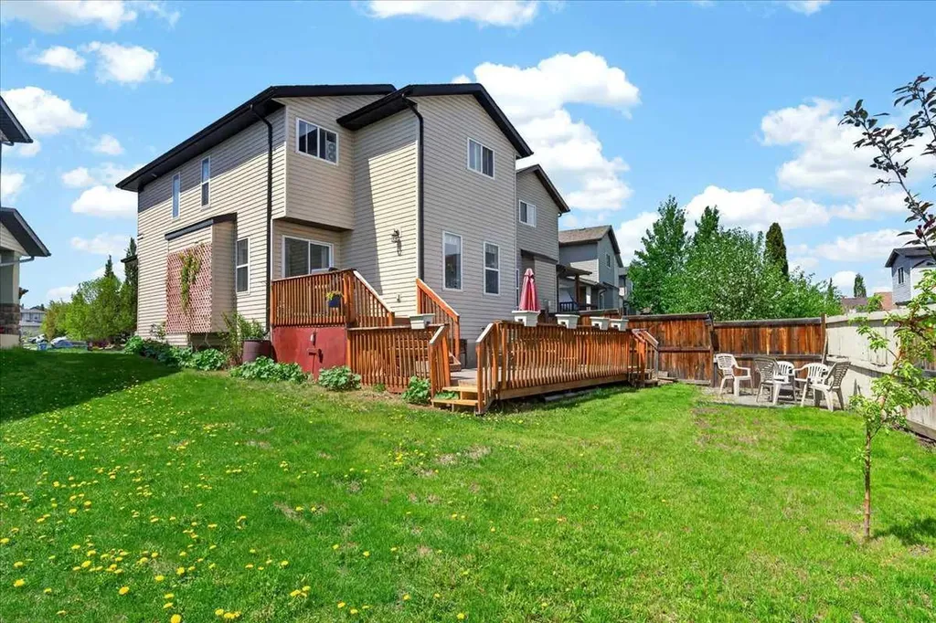 194 Everoak Gardens SW Calgary AB T2Y 0C6