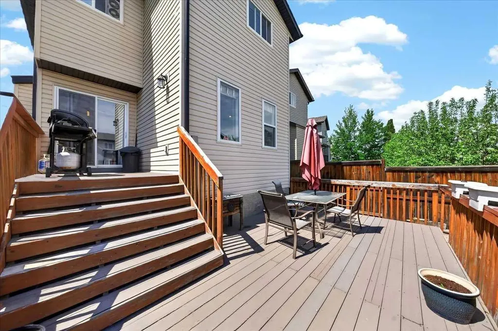 194 Everoak Gardens SW Calgary AB T2Y 0C6