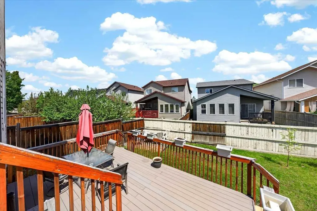 194 Everoak Gardens SW Calgary AB T2Y 0C6