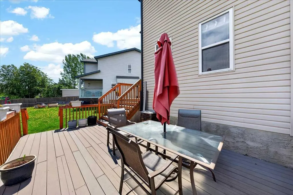 194 Everoak Gardens SW Calgary AB T2Y 0C6