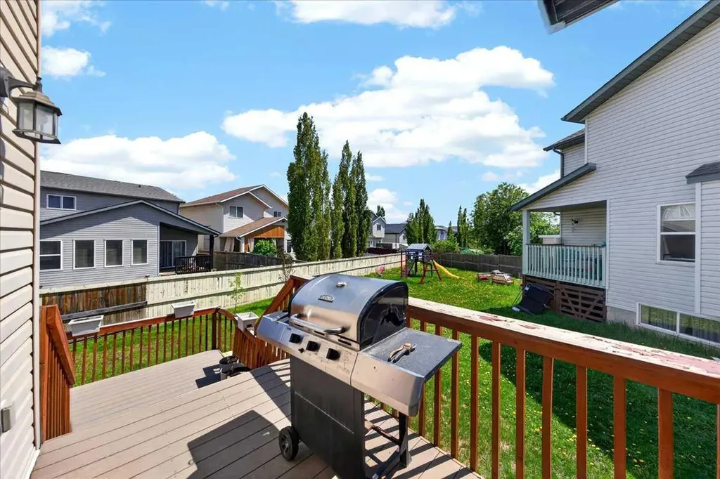 194 Everoak Gardens SW Calgary AB T2Y 0C6